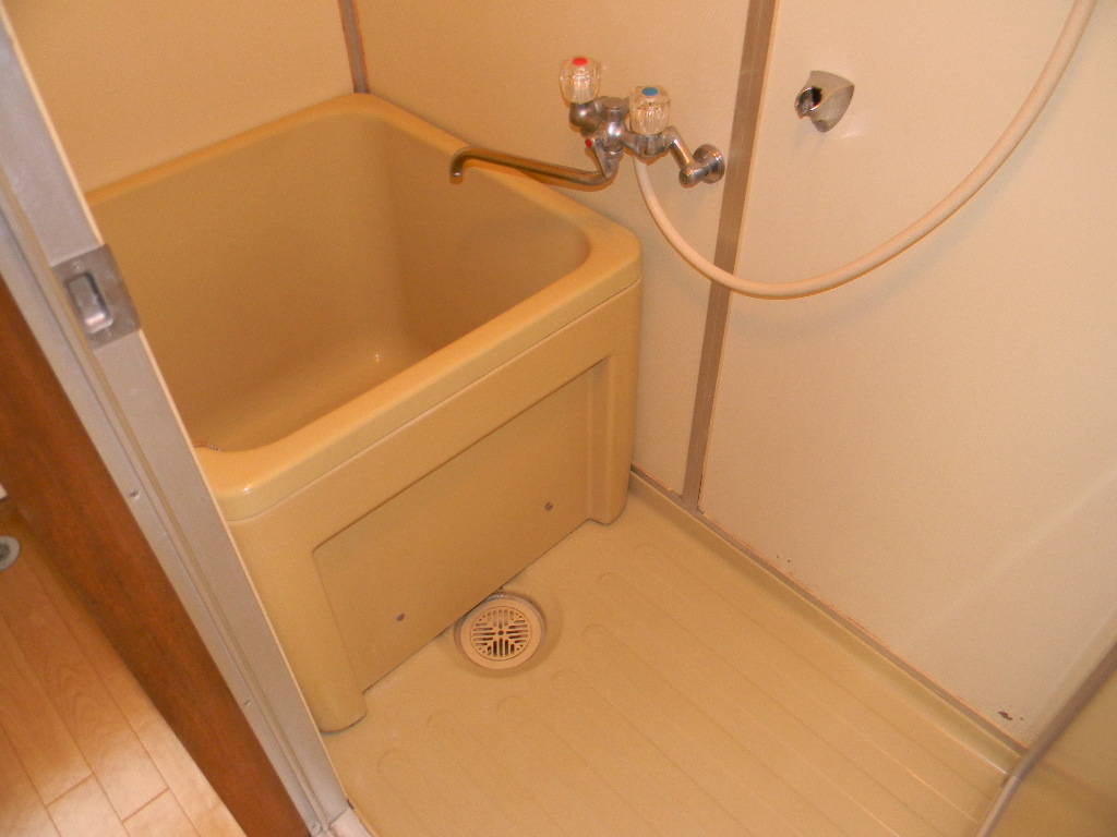 Bath. Narrow while to contact Furotoire are separate. Shower