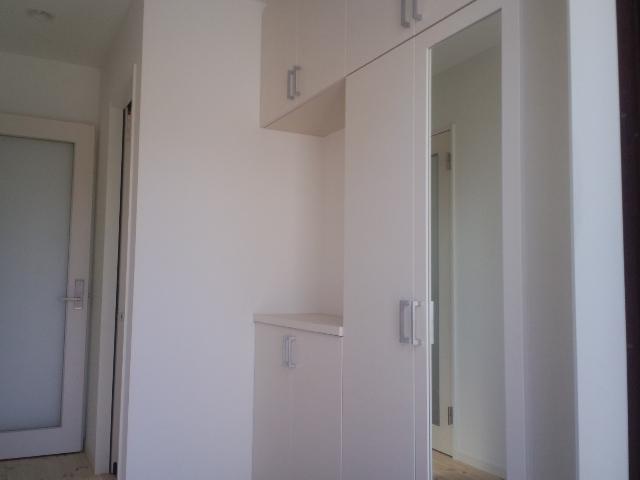 Entrance. Entrance storage Same specifications