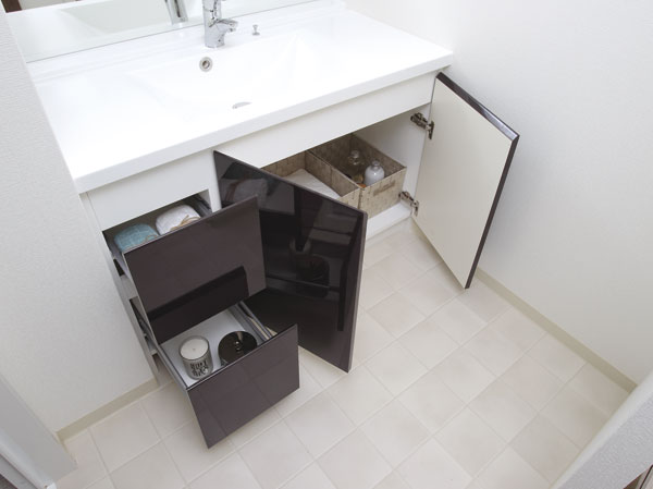 Bathing-wash room.  [Cabinet storage] And a pull-out can be stored to organize small items, Is a plan which combined the door storage.