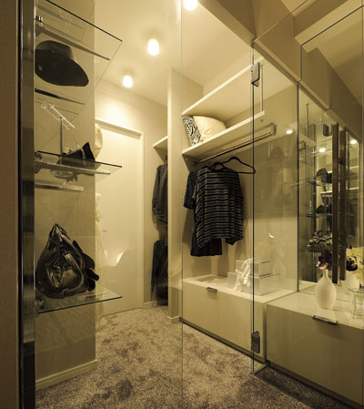 Receipt.  [Walk-in closet] The Western-style, Set up a walk-in closet, such as start small clothes can be functionally storage. It can be stored and refreshing, You can use the room widely effective. (D type only)