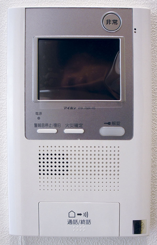 Security.  [Monitor with intercom] The video with a monitor that you can catch the face and figure of the visitors in the video. (Same specifications)