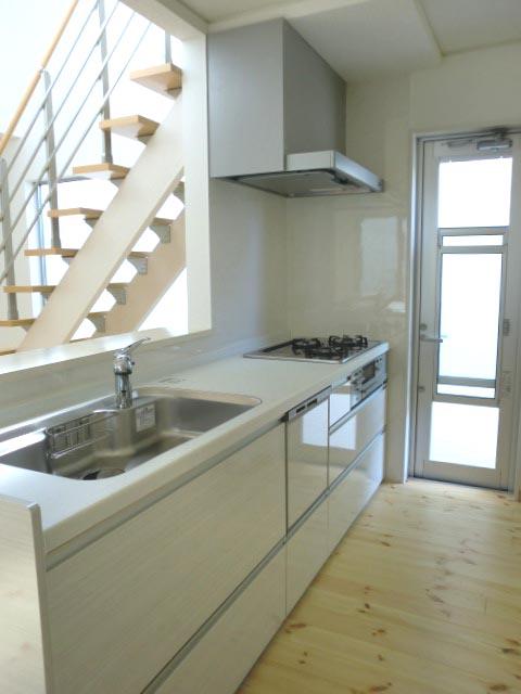 Same specifications photo (kitchen). Same specifications, Face-to-face kitchen with a back door