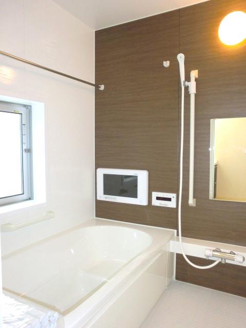 Same specifications photo (bathroom). Same specifications, 15.6 inches with TV
