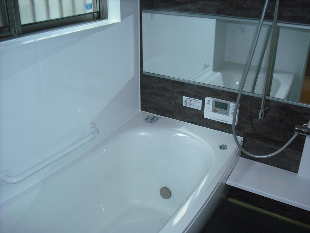 Bathroom. TOTO product air-in shower ・ Thermos bathtub ・ Karari floors enhance the specification of!