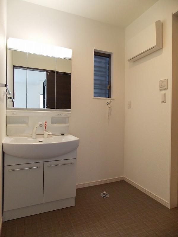 Wash basin, toilet. Spacious wash basin with shower faucet (^_^) /  Since the wider washstand, (^_^) It can be used with confidence in a weak little children to wash the face /