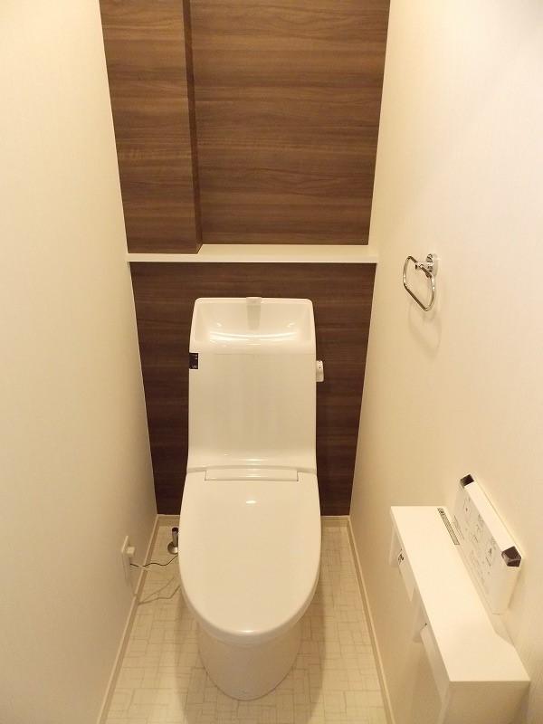 Toilet. Also with window, Brightness ・ Ventilation are both good Of course Washlet ・ Heating toilet seat ・ Deodorization function is standard equipment (^_^) /