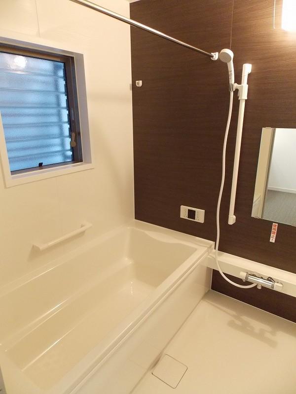 Bathroom. 'm Bath spacious type firmly can stretch the legs (^^) / ~~~ Let's heal slowly tired body of the day (^_^) /   ◆ It becomes the same specification photo ◆