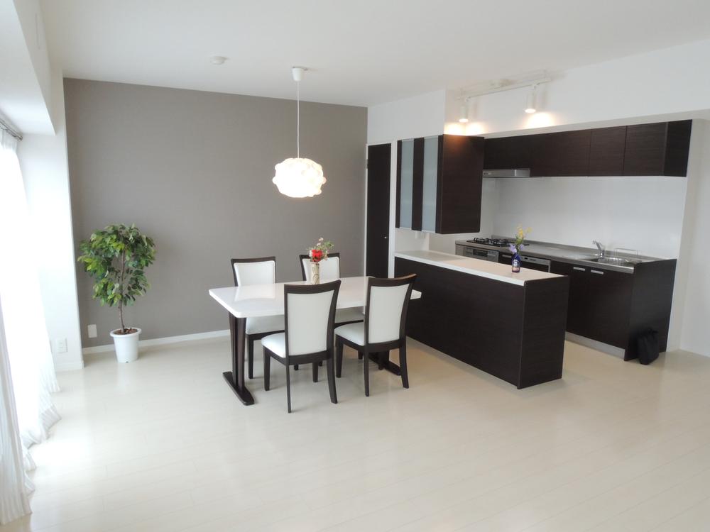 Same specifications photos (living). Spacious living room is convenient to the home party, etc.!