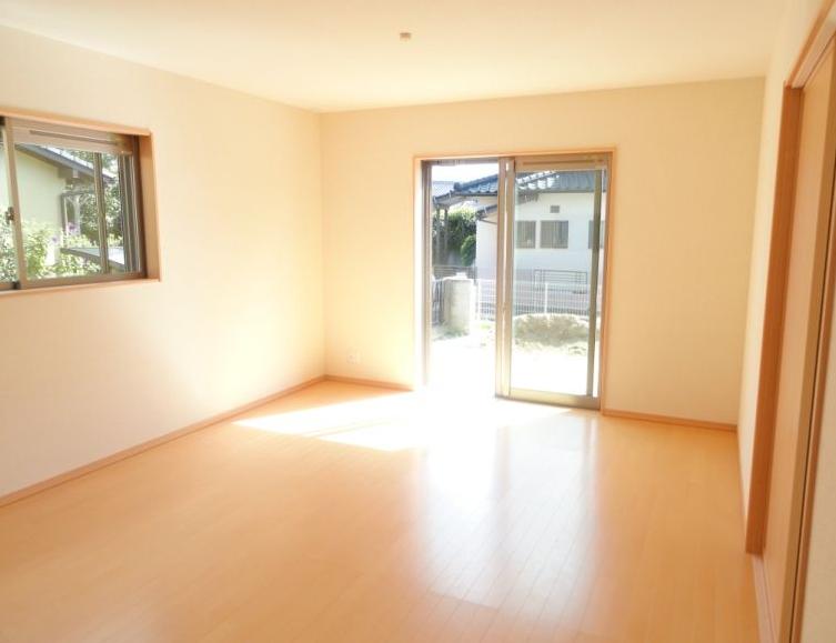 Living.  ☆ Image is a photograph at the time of completion ☆