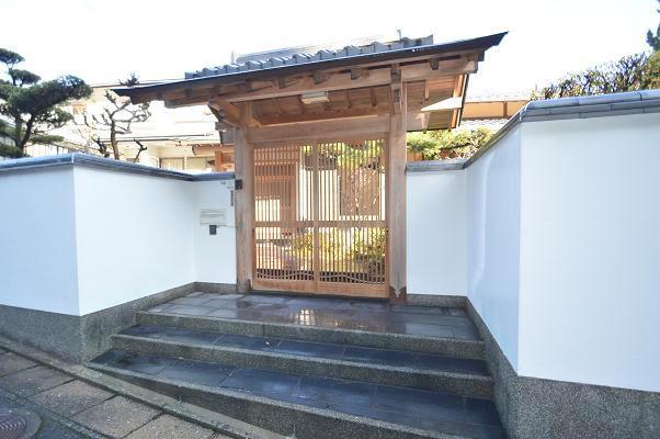 Local appearance photo. Luxury Japanese-style house