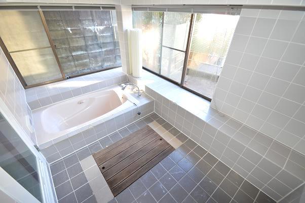 Bathroom. With large windows ☆
