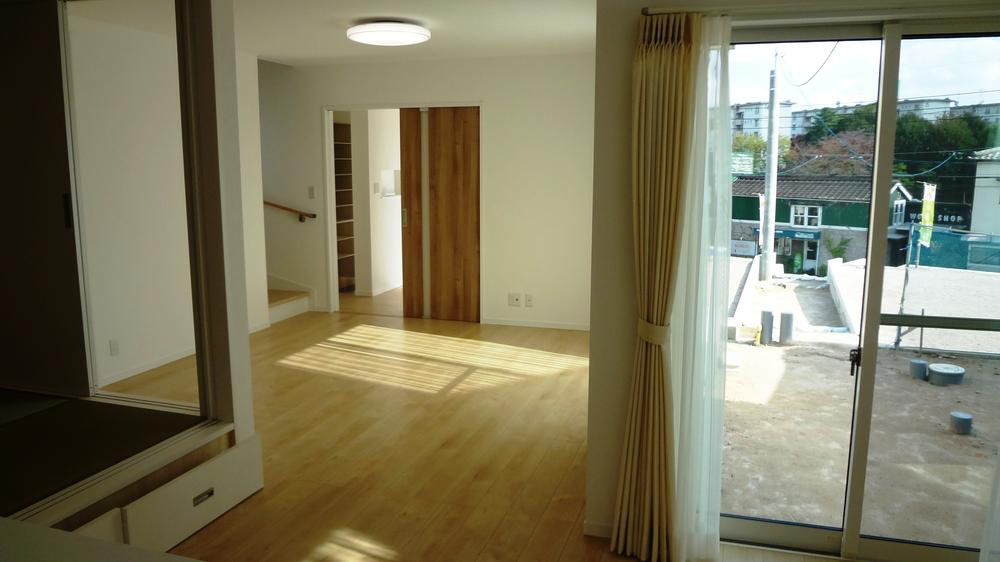 Living. In natural tones, Insert the light-friendly atmosphere