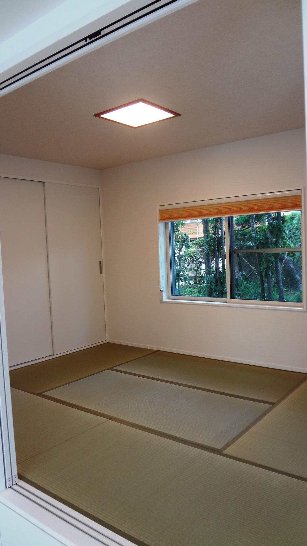 Other introspection. Small rise of the Japanese-style room is equipped with storage