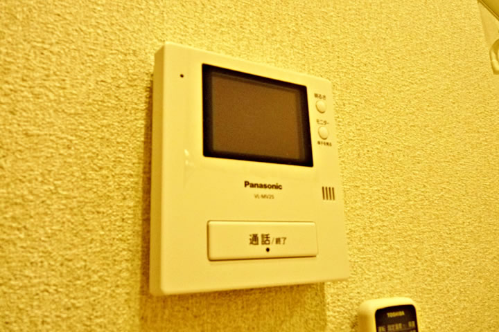 Entrance. TV monitor with intercom