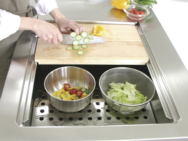 Kitchen.  [3 step sink] 3 step sink if narrow space is also widely available, It is very smooth also subsequent cleanup.  ※ Equipped with two cutting board and the plate is standard. You can customize depending on the style. (Paid)