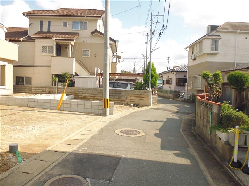 Local photos, including front road. Front road (width 4.0m)