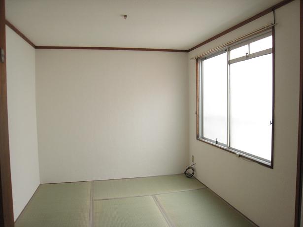 Living and room. Bright is a Japanese-style room!