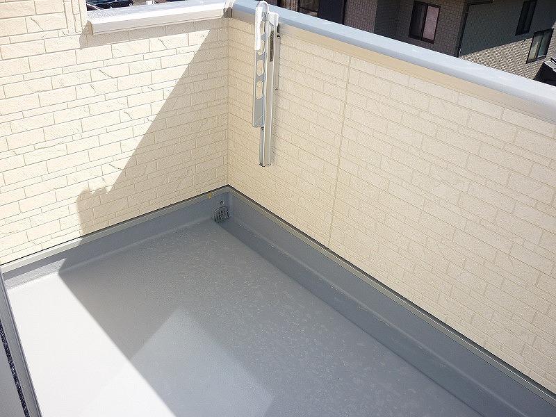 Balcony. width ・ Since the depth both wide, The dried laundry or your bedding is sufficient (^ _ ^) v The wife is happy space (^_^) /