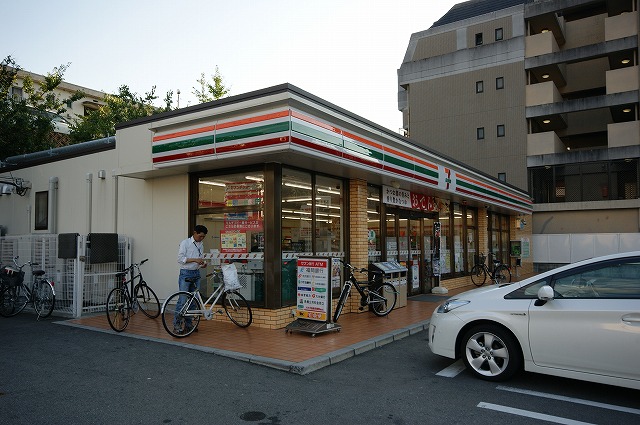 Convenience store. Seven-Eleven Fukuoka peace 5-chome up (convenience store) 533m