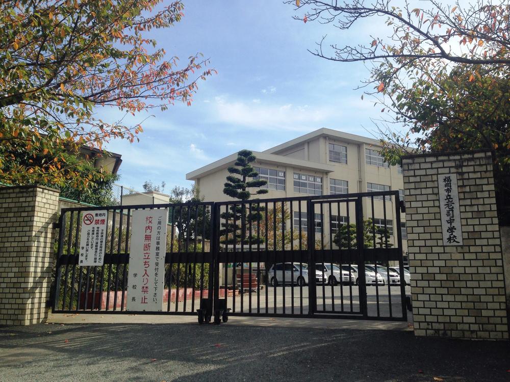 Junior high school. 509m to Fukuoka Municipal Roji junior high school