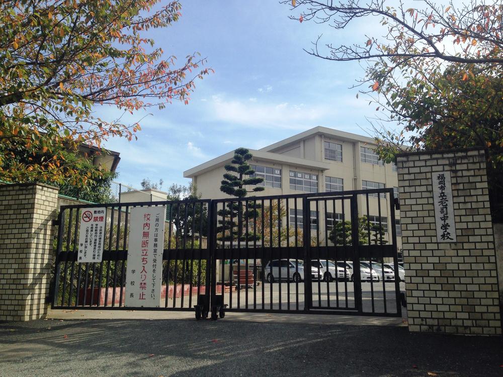 Junior high school. 509m to Fukuoka Municipal Roji junior high school