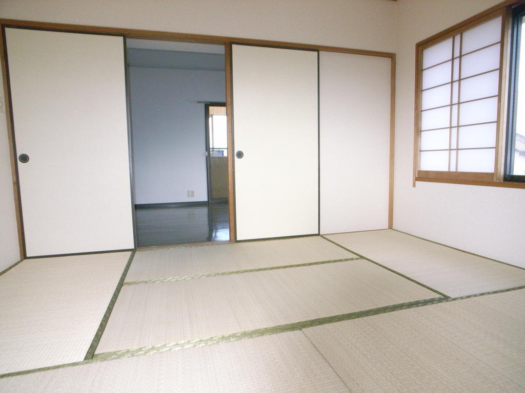 Other room space. With bay windows and balconies to the Japanese-style room !!