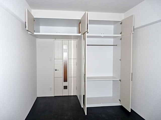 Washroom. Closet & upper receiving