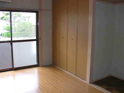 Other room space. Here the only Western-style use of the room! ! Flooring is whether Pikkapi