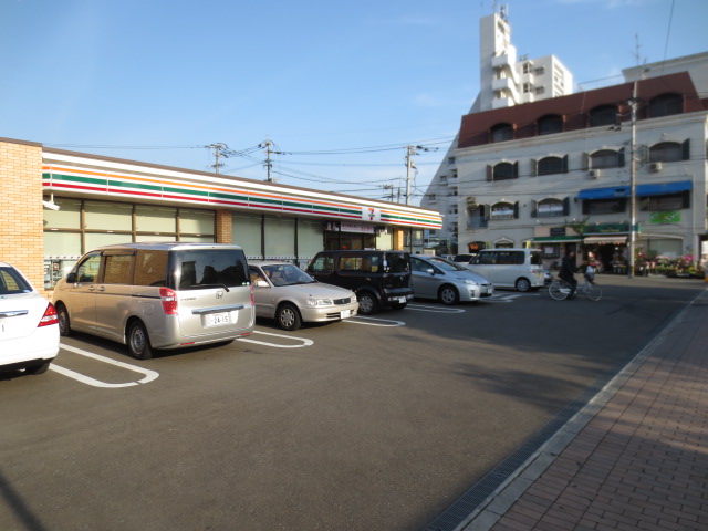 Convenience store. Seven-Eleven Fukuoka Nagaoka 5-chome up (convenience store) 424m
