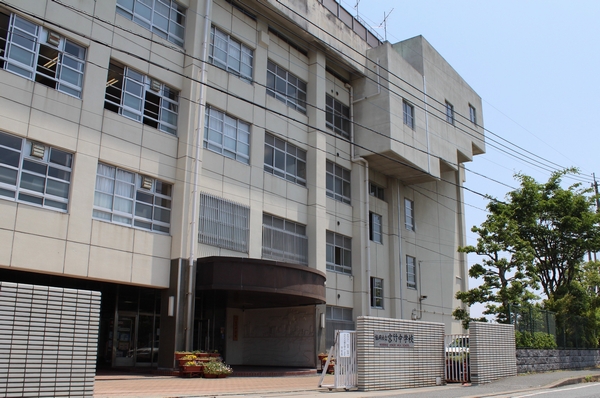 Building structure. Miyatake junior high school (a 5-minute walk ・ About 400m)