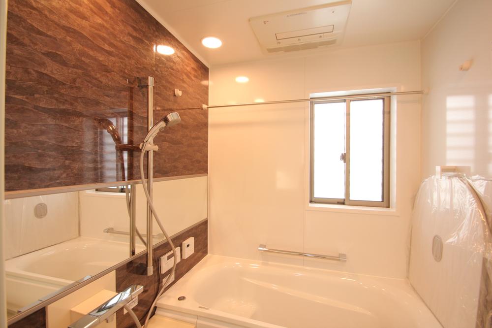 Bathroom. Bathroom with mist sauna. Likely you can enjoy a comfortable bath time in the thermos bathtubs and Karari floor.