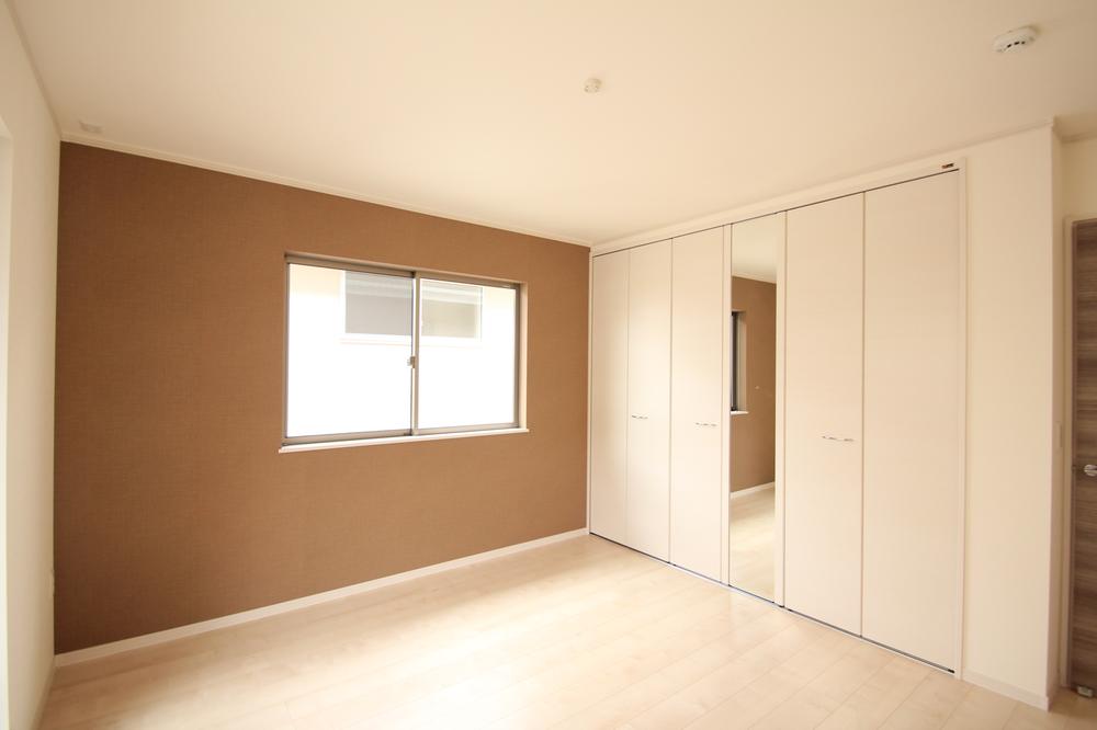 Non-living room. Master bedroom. Large storage of wall-to-wall. Depth There is also excellent storage capacity