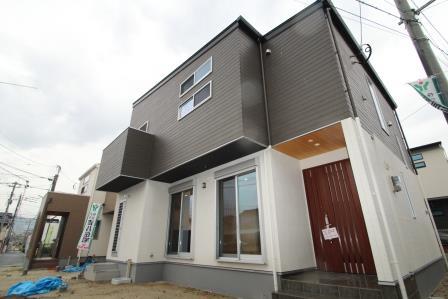 Local appearance photo. Yoshikawa residential house building that combines like custom home of such a design and functionality. We stuck to the strong precursor making from the time of design.