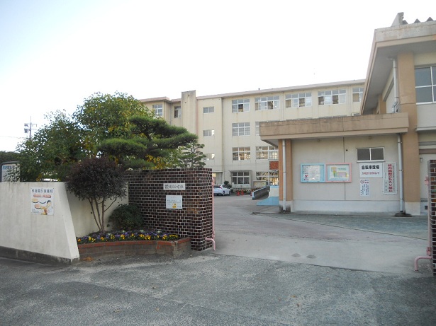 Primary school. 690m to Fukuoka Municipal Roji elementary school (elementary school)