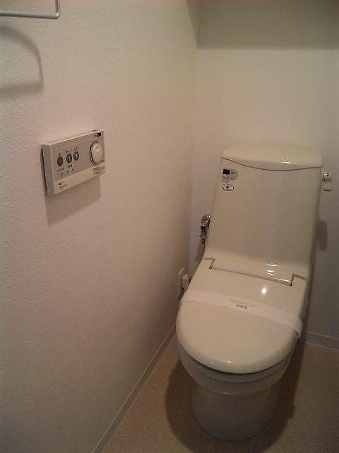 Toilet. Of course bidet also standard equipment (^_^) /