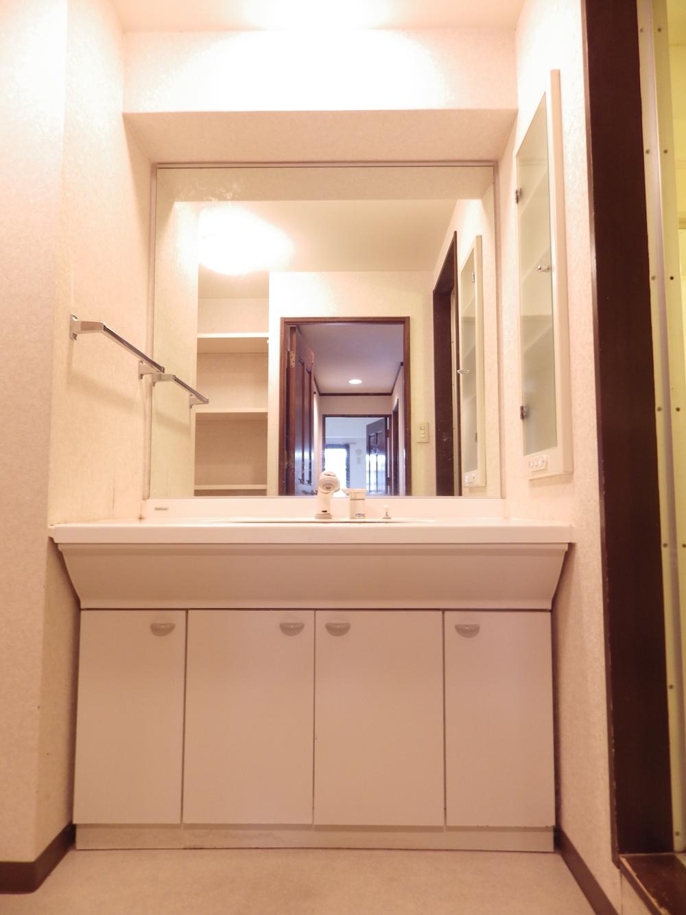 Wash basin, toilet. Shampoo dresser with vanity