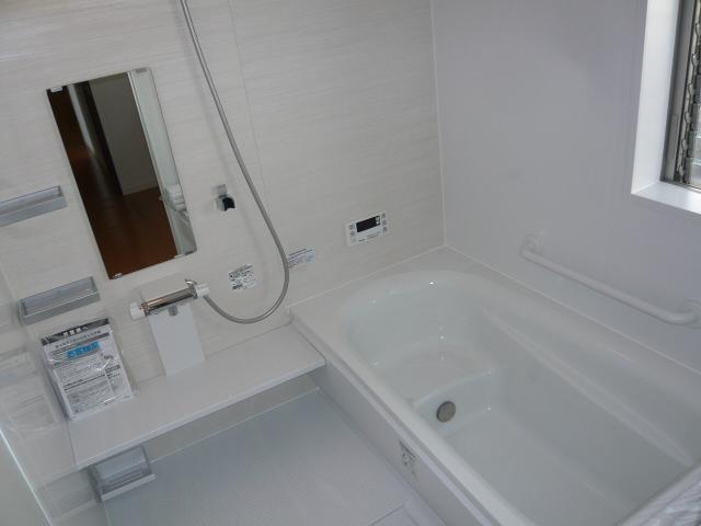 Bathroom. Bathtub 1 tsubo size ・ Bathroom with heating dryer