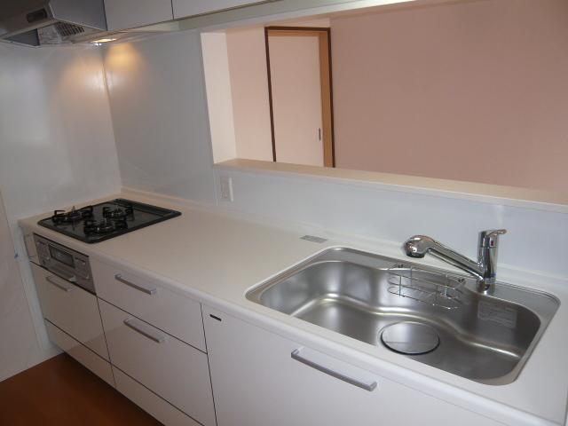 Kitchen. Quiet sink ・ Artificial marble top plate ・ Water purification function with faucet
