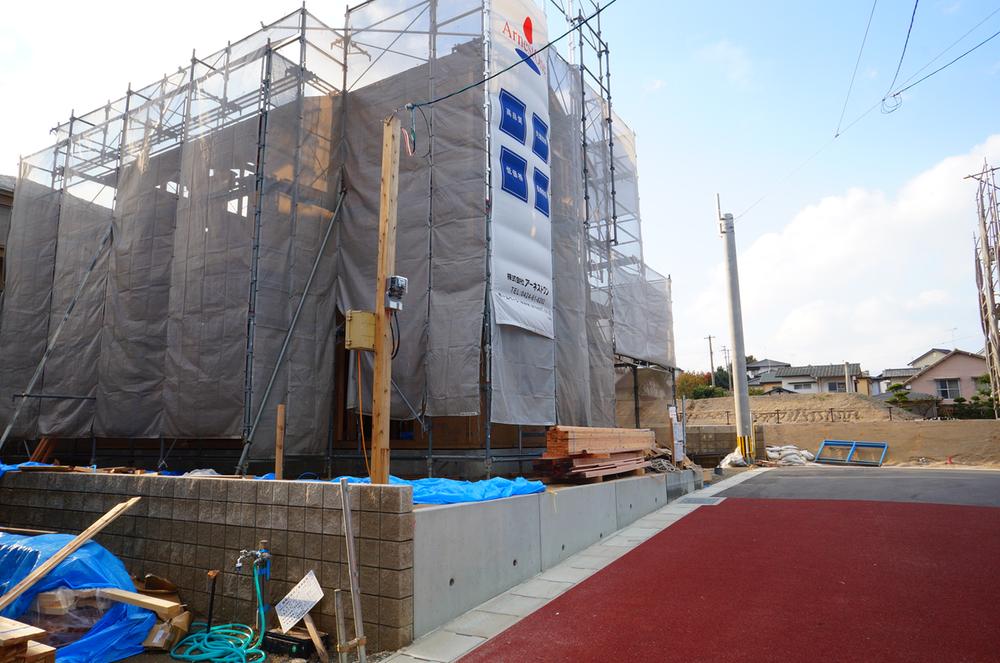 Local photos, including front road.  ◆ Local Photos ◆