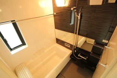 Bathroom. Care is Easy as Hiroibiro. Drying ・ Dehumidification ・ On a bad day of weather in with heating will not dry out the laundry!  [Use our Higashiirube No. 6 place photo]