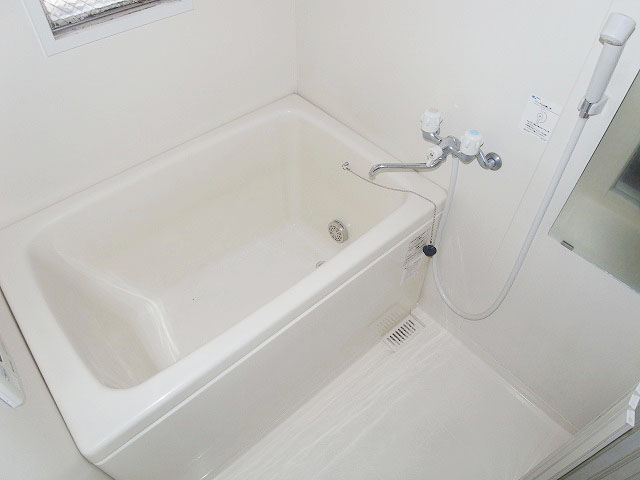 Bath. Hot water supply ・ shower ・ Reheating ・ Window with tub! 