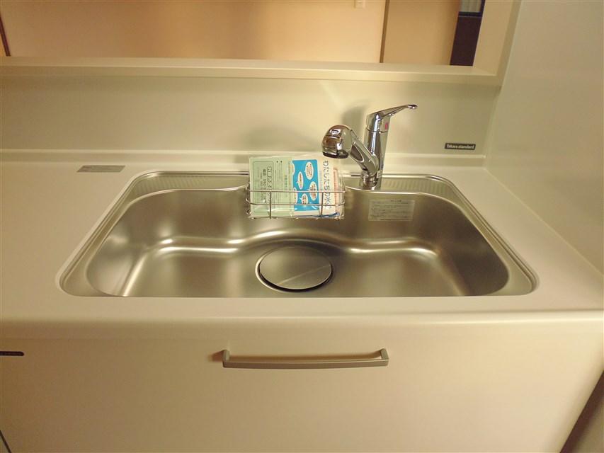 Kitchen. Faucet integrated water purifier