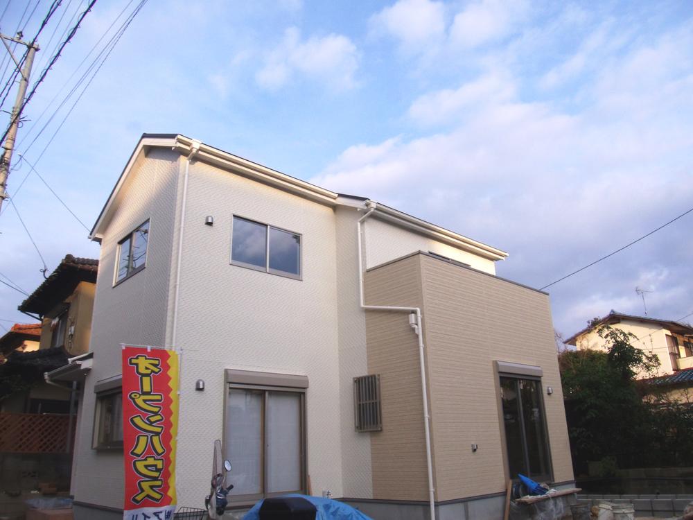 Local photos, including front road. Exterior Photos