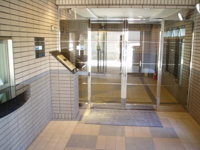 Other common areas. Entrance is of auto-lock of the door. Auto-lock is safe because it is unlocked in the IC chip dedicated key. (Common areas)