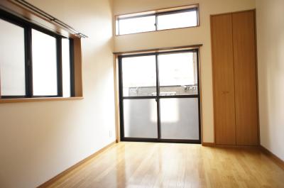 Living and room. Many bright Western-style windows ☆