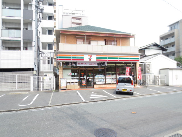 Convenience store. Seven-Eleven Fukuoka peace 5-chome up (convenience store) 828m