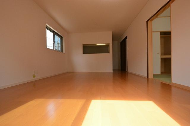 Same specifications photos (living). LDK16 Pledge, South-facing living room! (Same specifications photo)
