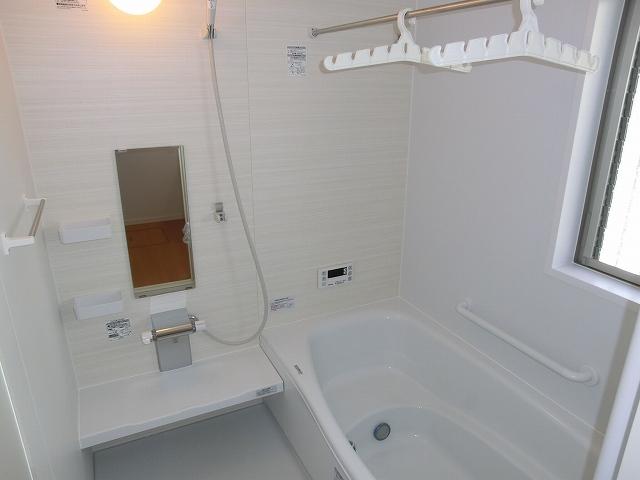 Same specifications photo (bathroom). With bathroom dryer! Yes window! (Same specifications photo)
