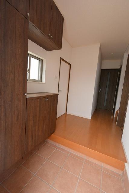 Same specifications photos (Other introspection). Entrance. Plenty of storage! (Same specifications photo)