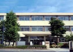 Junior high school. Municipal Haruyoshi until junior high school (junior high school) 870m